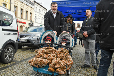 Około setki przeciwników szczepień i obostrzeń...