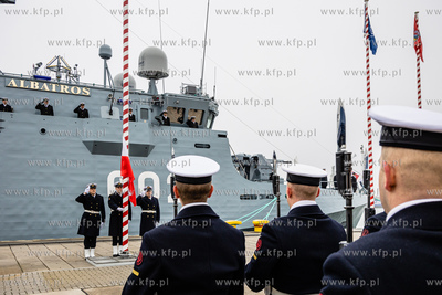 Gdynia.  Uroczyste podniesienie bandery na ORP Albatros...