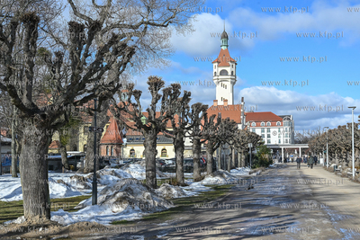 Sopot. Nieuprzątnięty śnieg topnieje tworząc kałuże...