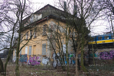 Zdewastowany budynek stojący obok przystanku SKM Politechnika...