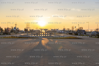 Gdynia. Skwer Kościuszki o poranku. Nz. Fontanna....