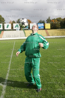 Prezydent Gdanska Pawel Adamowicz trenuje na stadionie...