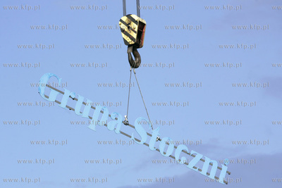 Prezes stoczni Andrzej Jaworski wraz z Karolem Guzikiewiczem...