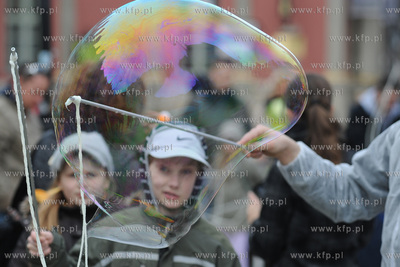 Festiwal baniek mydlanych w Gdansku na Dlugim Targu....
