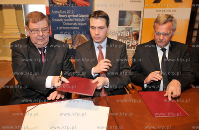 W siedzibie Rady Miasta Gdanska podpisano umowe pomiedzy...