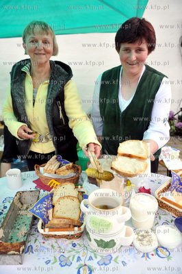 Pomorskie Swieto Produktu Tradycyjnego w Gdansku obok...