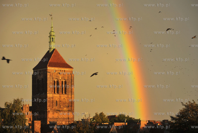 Tecza nad Gdanskiem po przejsciu burzy. NZ. kosciol...