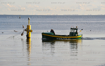 Gdynia, Orlowo. Kuter rybacki ORL-10 wraca z porannego...