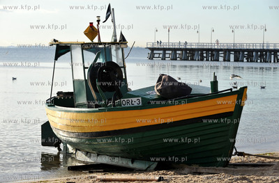 Gdynia, Orlowo. Kuter rybacki ORL-3 w przystani rybackiej....