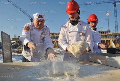 Pierwszy chleb na budowanym na mistrzostwa europy gdanskim...