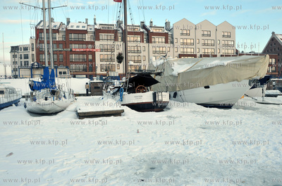 Zimowy Gdansk widziany z perpektywy zamarznietej Motlawy....