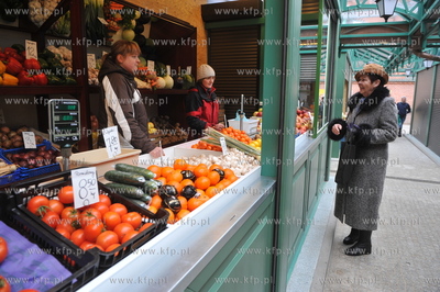 Nowe stragany owocowo - warzywne na Placu Dominikanskim...