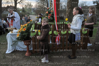 Poswiecenie nowego krzyza i nabozenstwo majowe we wsi...