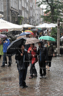Turysci  uciekaja przed gwaltowana burza, ktora przeszla...