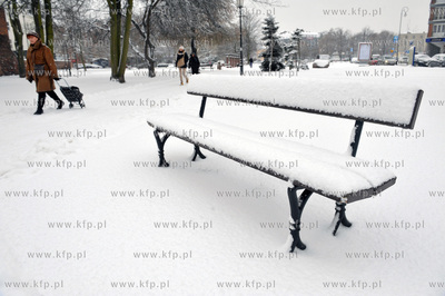 Zima na ulicach Gdanska. Plac Kobzdeja wzdluz ul. Podwale...
