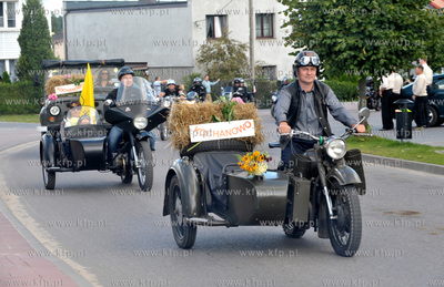 Dozynki w Luzienie na Kaszubach. Dozynkowy korowod...