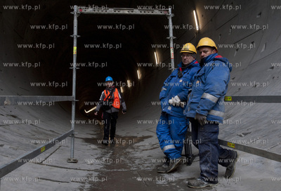Zakonczona pierwsza nitka tunelu pod Wisla zostala...