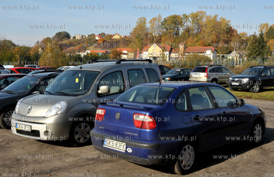 Zukowo. Parking przed kosciolem WNMP.  21.10.2012 Fot....