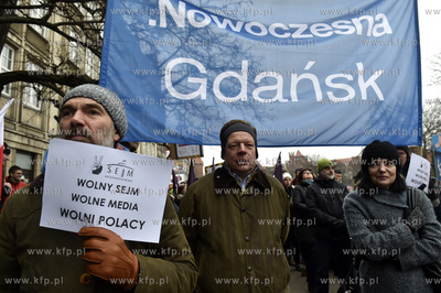 Pikieta opozycji przed biurami posłów PiS na Targu...