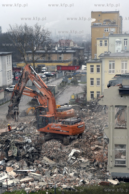 Wyburzanie kolejnych budynków dawnej Akademii Medycznej...