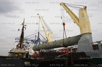 Gdansk. Gdanski terminal kontenerowy DCT - wyladunek...