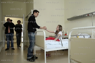Aktor Mateusz Damięcki odwiedził dzieci w Klinice...