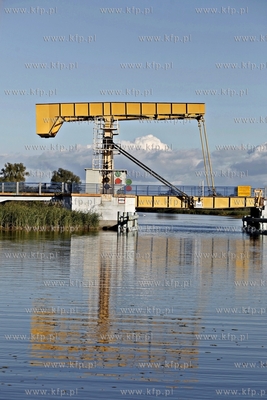 Rejs Pętlą Żuławską lodzią Wojtanna. Nz. most...