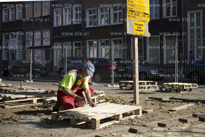 Rozpoczeła sie przebudowa placu pomiędzy ulicami...
