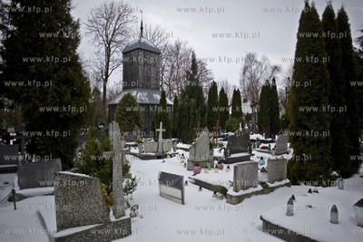 Żuławy. Zabytkowa dzwonnica z 1792 r. na cmentarzu...