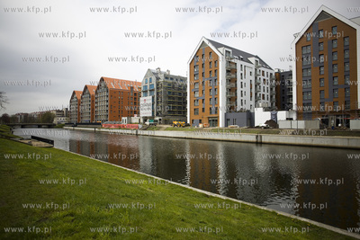 Gdańsk. Dolne Miasto. Apartamenty Aura wzdłuż rzeki...