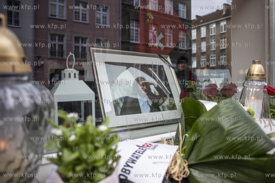 W oknie przy ulicy Ogarnej w Gdańsku, gdzie znajduje...