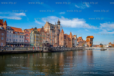 Kamienice i Żuraw na Długim Pobrzeżu nad Motławą....