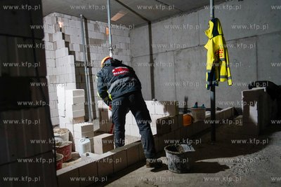 Piecki - Migowo. Zawieszenie wiechy na budowanej szkole...