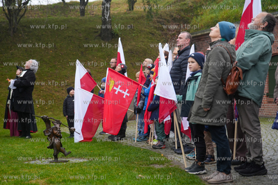 Góra Gradowa. Flagi dla mieszkańców i turystów...