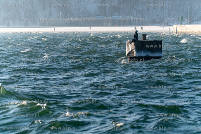 Zimowa Gdynia. Pomnik „Marzyciel”, zwany też „Dyrygentem...