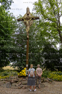 Sopot. Złożenie kwiatów pod krzyżem papieskim w...