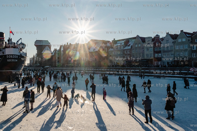 Tłumy spacerowiczów na zamarzniętej Motławie w...