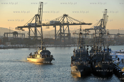 Port wojenny Gdynia Oksywie. Tralowce 13 Dywizjonu...