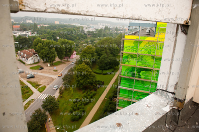 Gdansk. Zaspa. Pilotow 10. Demontaz rusztowania i odsloniecie...