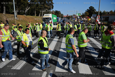 Gdansk. Trakt Sw. Wojciecha. Rybacy blokujac przejscie...