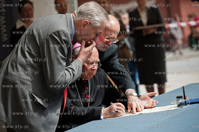 Gdansk. Ceremonia umieszczenia figury Alegorii Nauki...