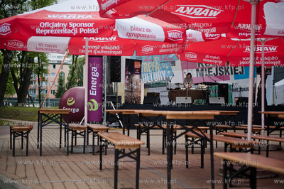 Gdansk. Plac przed Galeria Przymorze. Swiecaca pustkami...