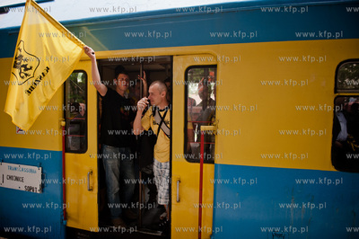 Sopot. Dworzec PKP. Pociag Transcassubia przywozl grupy...