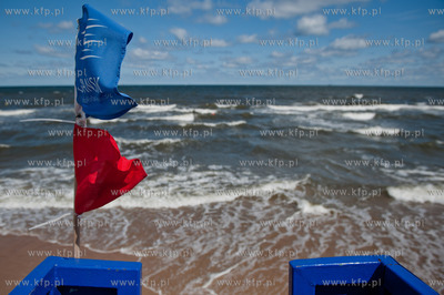 Gdansk. Czerwona flaga wywieszona na plazy w Jelitkowie...
