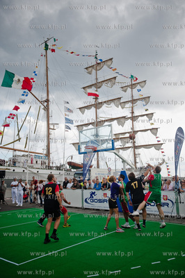 Gdynia. Skwer Kosciuszki. Wielki Mecz Koszykowki pomiedzy...