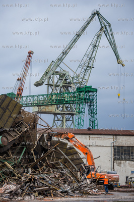 Gdansk. Tereny bylej Stoczni Gdansk. Wyburzenie hali...