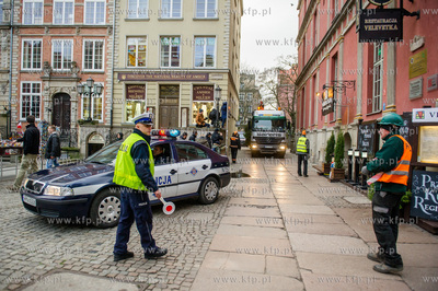 Gdansk. Dlugi Targ. Operacja stawiania swiatecznej...