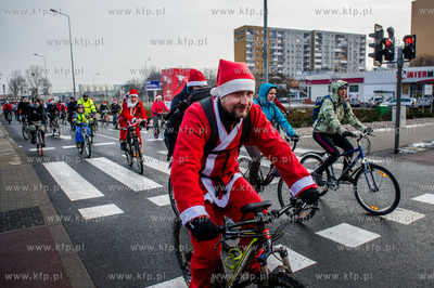 Gdansk. Mikolaje na rowerach jada dla Wielkiej Orkiestry...