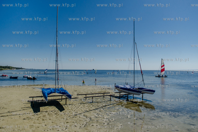 Jurata. Katamarany plazowe zacumowane na plazy. 19.08.2015...