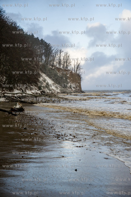 Gdynia. Orłowo. Skutki nocnego sztormu na Bałtyku.
05.01.2017
fot....